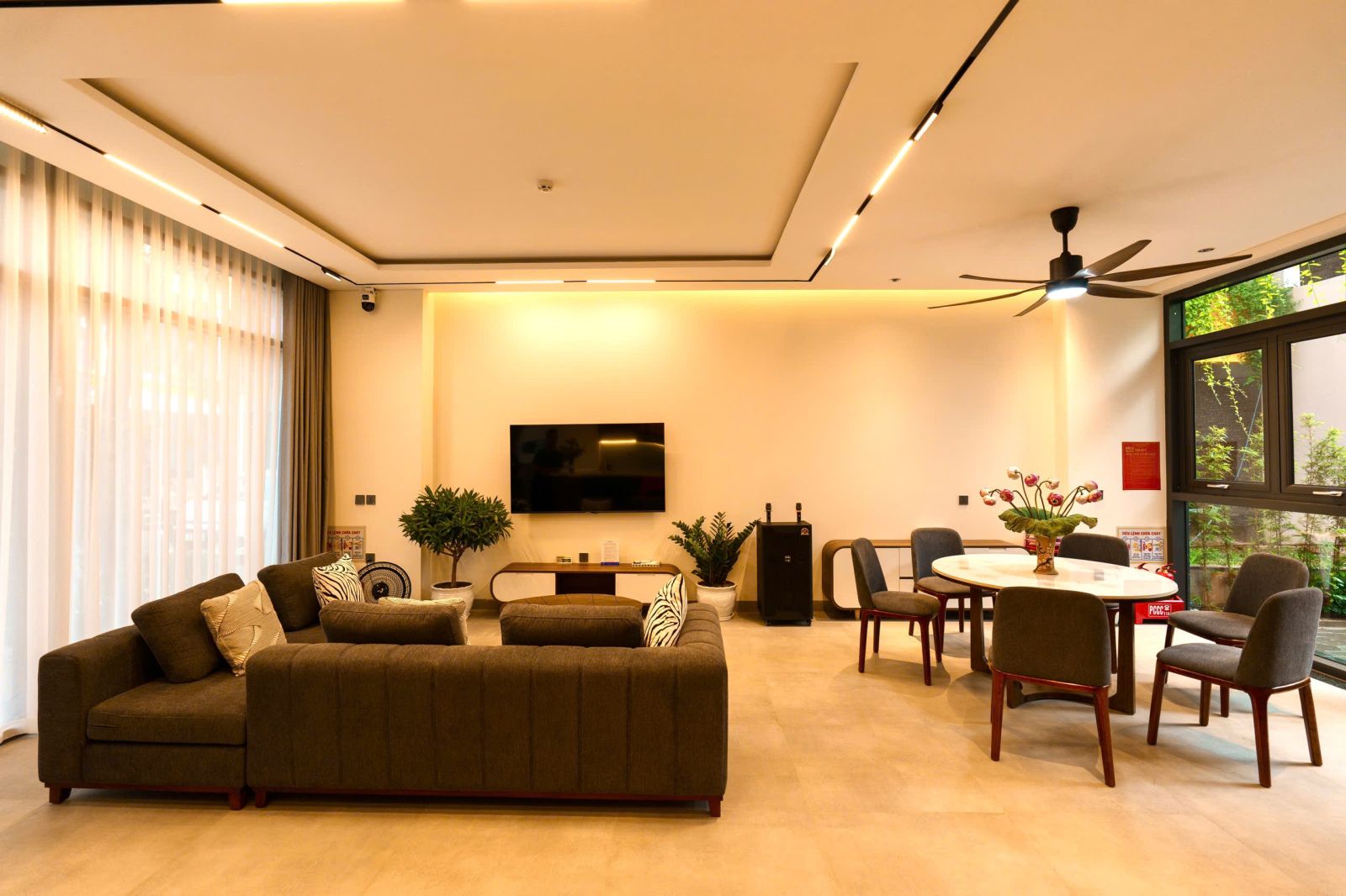 Không gian phòng khách rộng rãi và sang trọng của villa 4 phòng ngủ Flamingo Hải Tiến