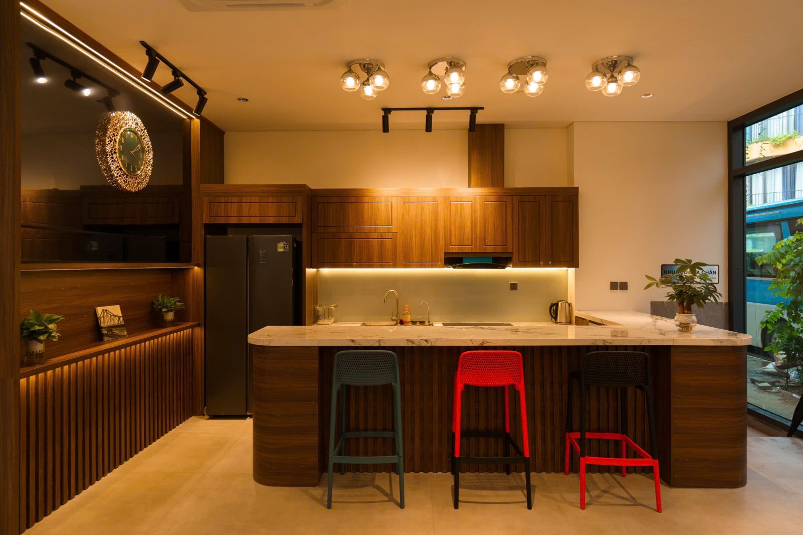 Khu vực bếp đầy đủ tiện nghi và hiện đại trong villa 4 phòng ngủ Flamingo Hải Tiến