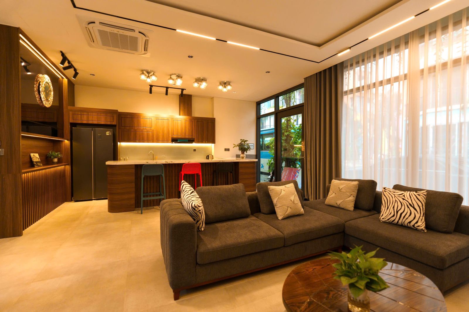 Không gian phòng khách cùng các tiện ích giải trí TV